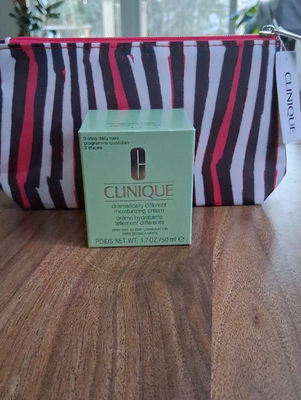 Clinique Dramatically Different Moisturizing Cream - And Cosmetic Bag